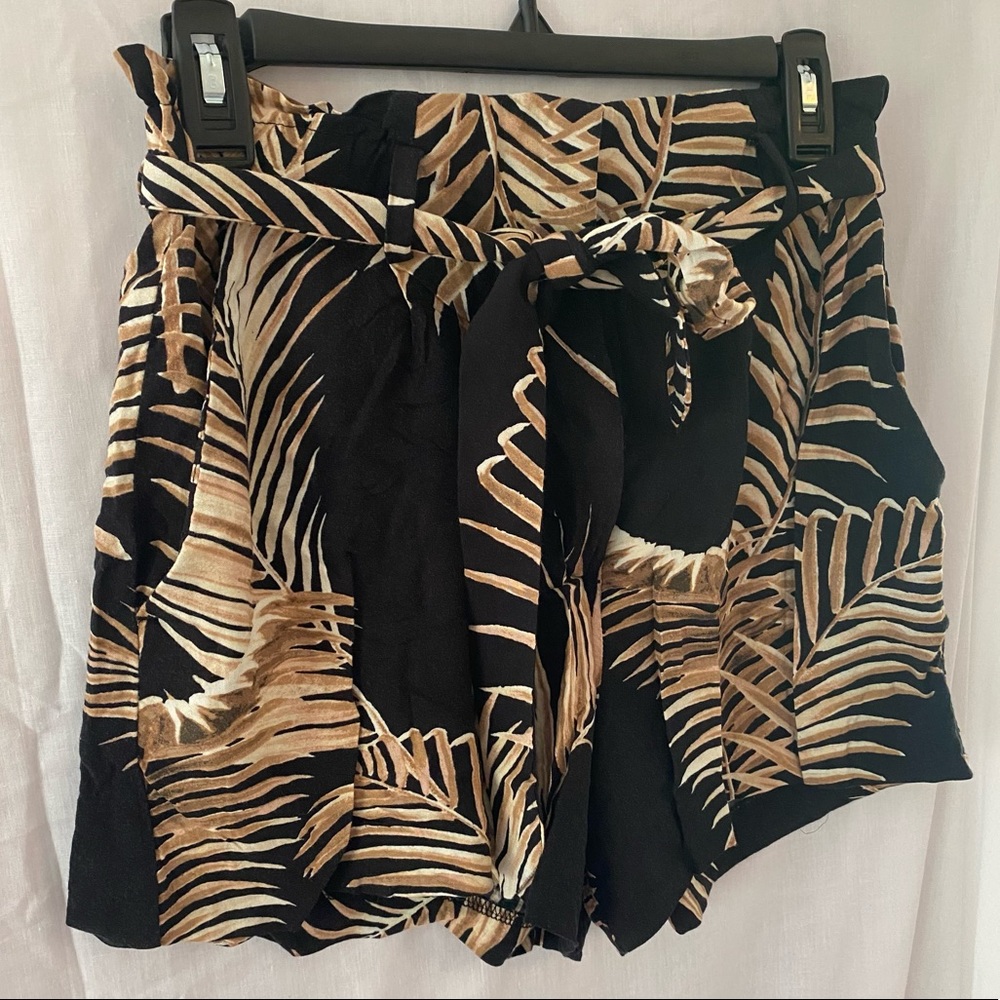 Palm leaf pattern high waist shorts - US 4